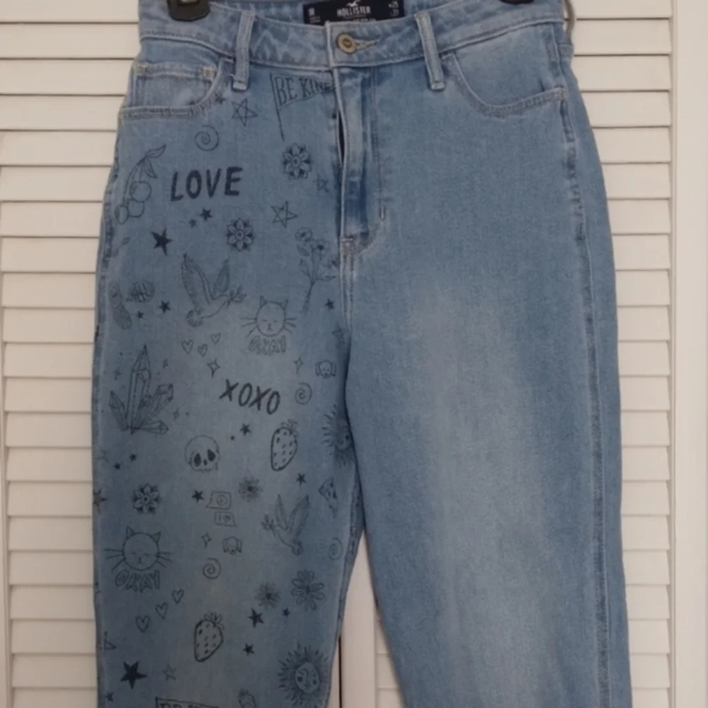 HOLLISTER Ultra High-Rise Medium Wash Doodle Mom Jeans.‎